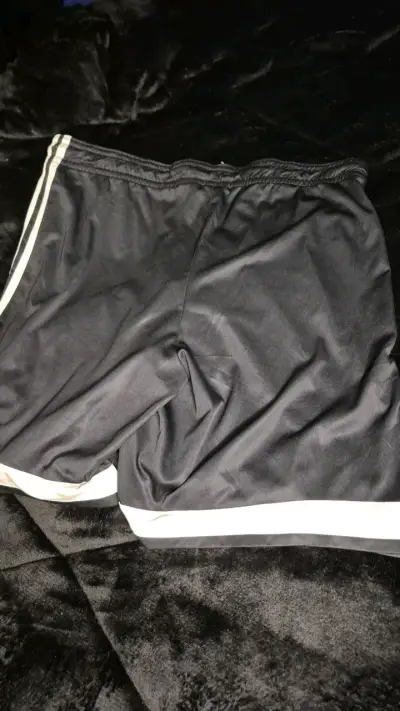 Shorts deportivos Adidas negros con franjas - miniatura 4