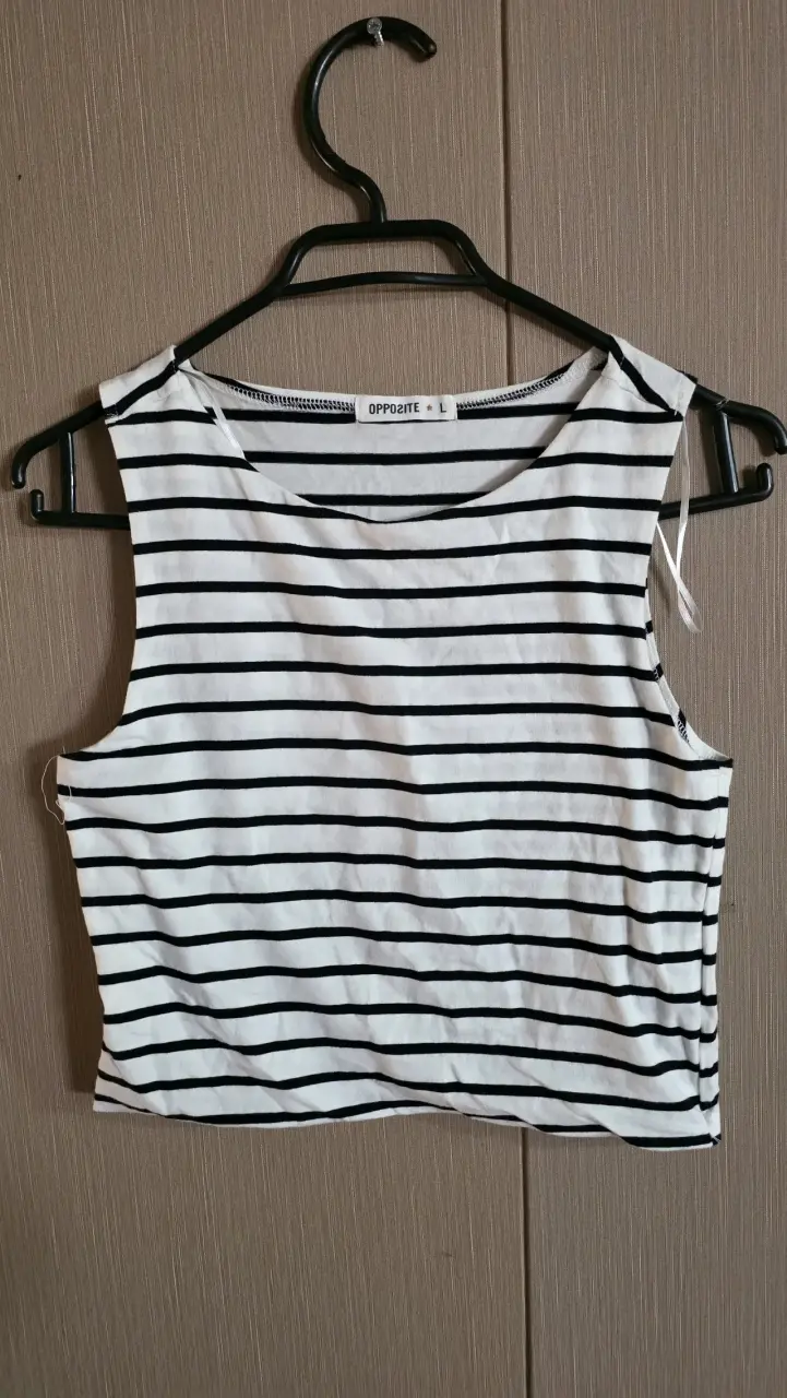 Polera sin mangas a rayas blancas y negras Opposite