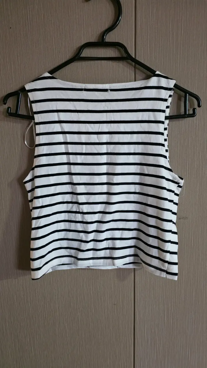 Polera sin mangas a rayas blancas y negras Opposite - 2