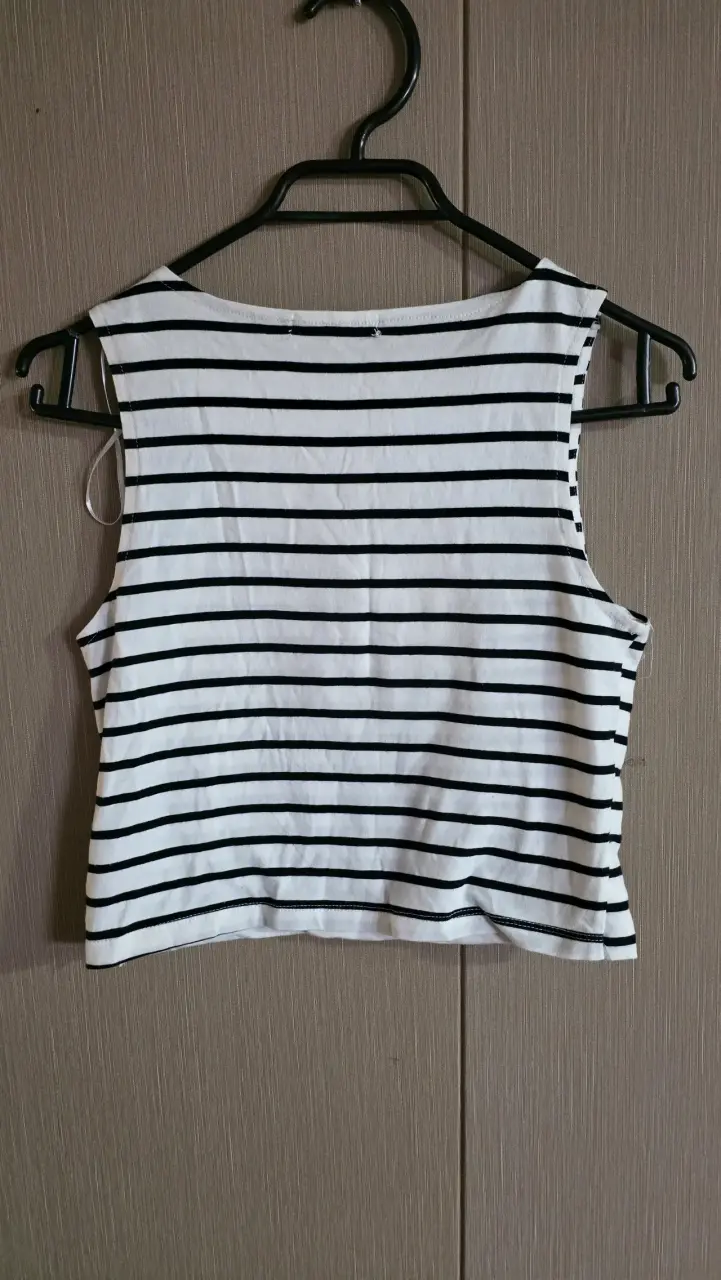 Polera sin mangas a rayas blancas y negras Opposite - 3