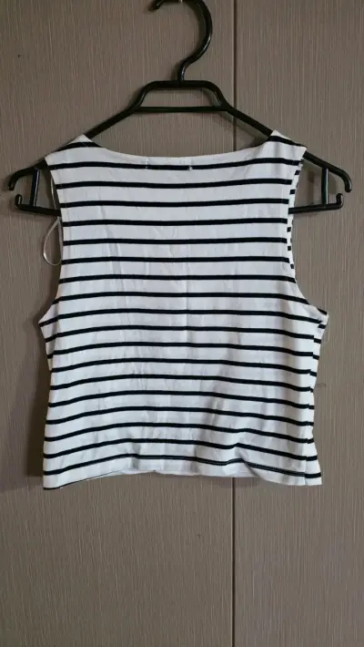 Polera sin mangas a rayas blancas y negras Opposite - miniatura 3