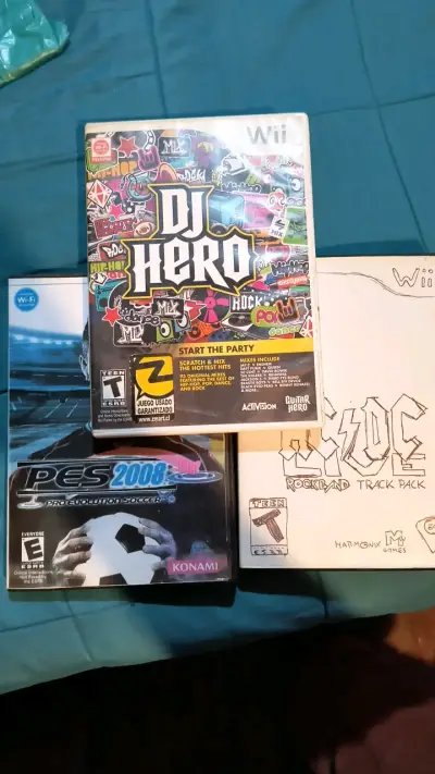 Juegos Wii DJ Hero, PES 2008 y AC/DC Rock Band - miniatura 1