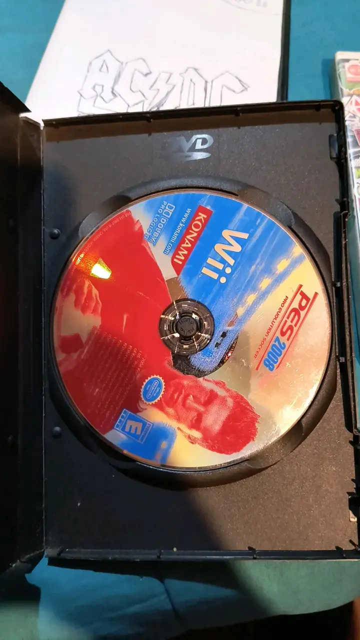 Juegos Wii DJ Hero, PES 2008 y AC/DC Rock Band - 3