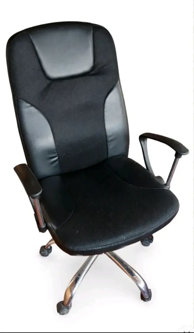 Silla de Oficina Ergonómica Negra con Ruedas - 3