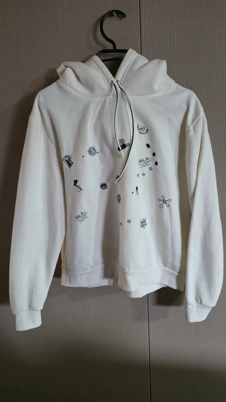 Polerón blanco con estampado gráfico - 1