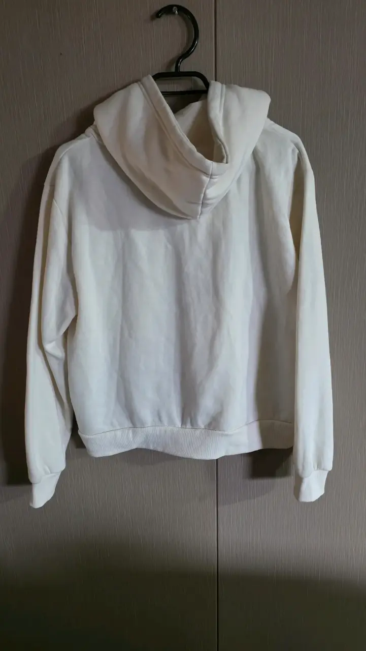 Polerón blanco con estampado gráfico - 2