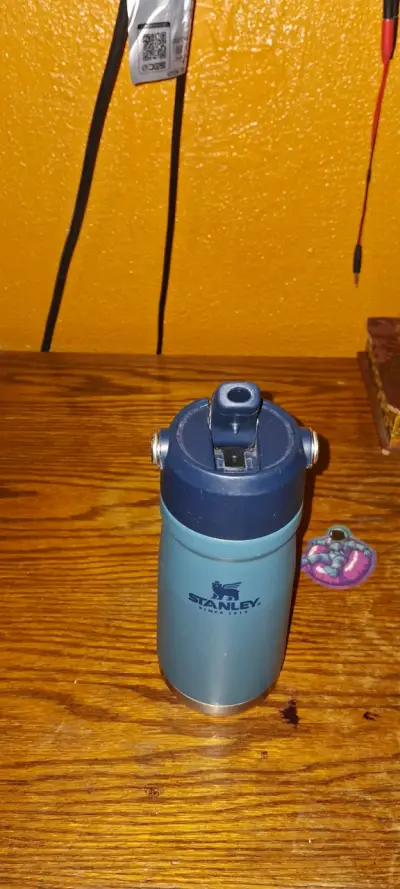 Botella térmica Stanley azul con tapa - miniatura 2