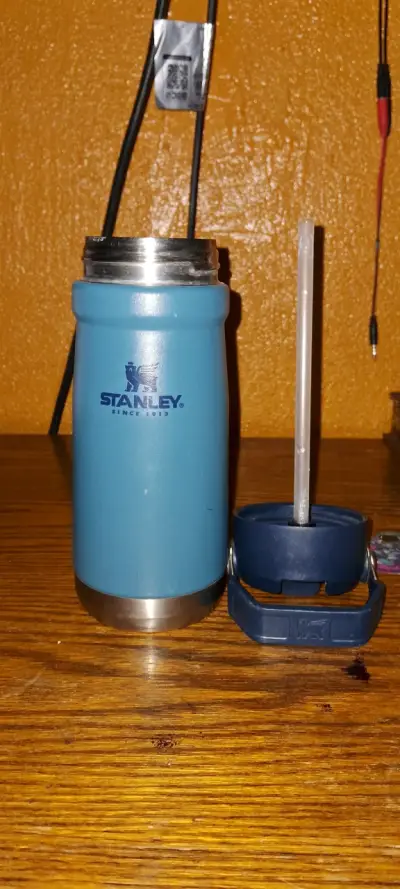 Botella térmica Stanley azul con tapa - miniatura 3