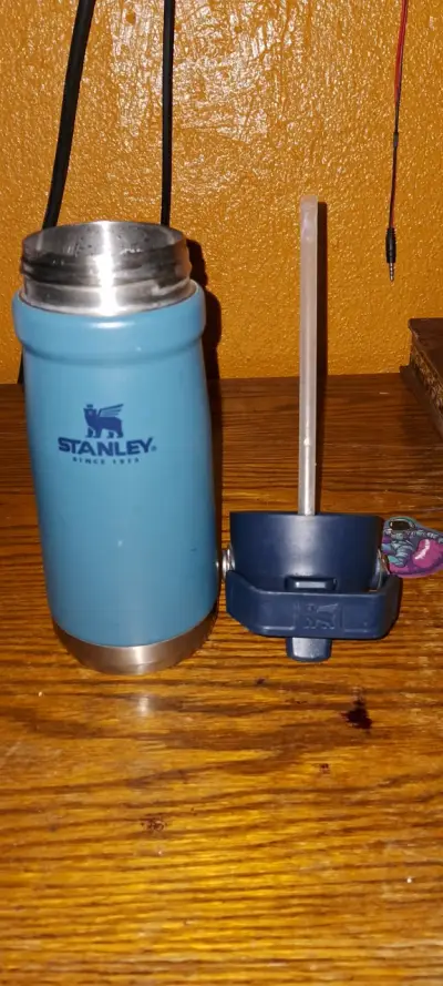 Botella térmica Stanley azul con tapa - miniatura 4