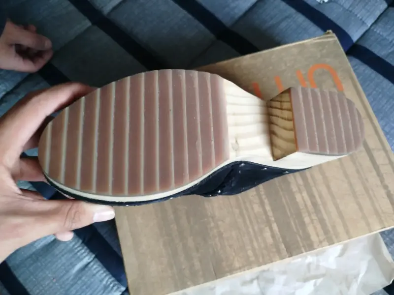 Zuecos de madera negros con tachas - 2