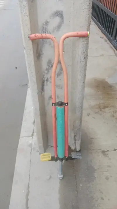Pogo stick para niños color rojo y verde - miniatura 1