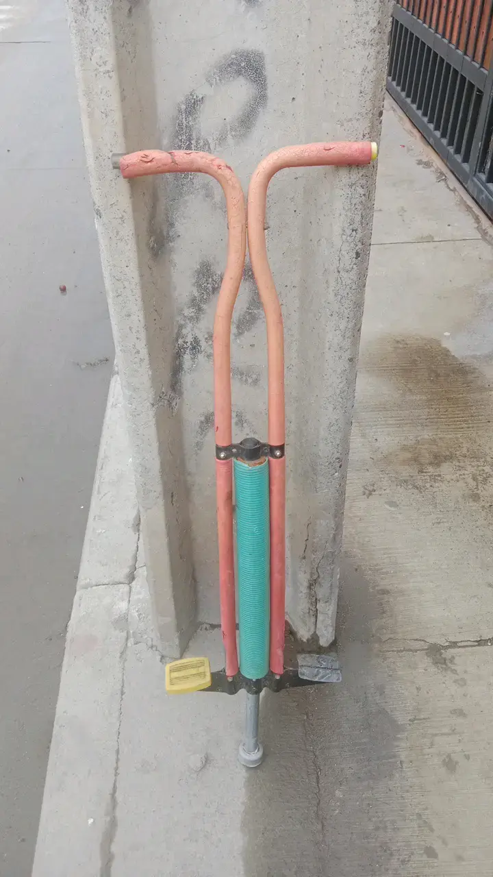 Pogo stick para niños color rojo y verde - 2