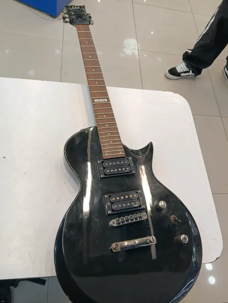 Guitarra eléctrica LTD EC-10 - 1