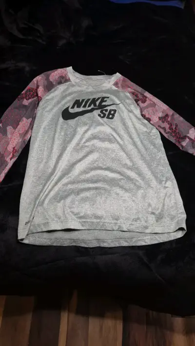 Polera Nike SB gris con mangas estampadas - miniatura 1