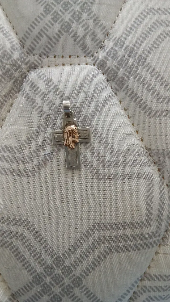 Colgante cruz de plata con figura de Jesús en oro - 1