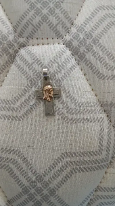 Colgante cruz de plata con figura de Jesús en oro - miniatura 1