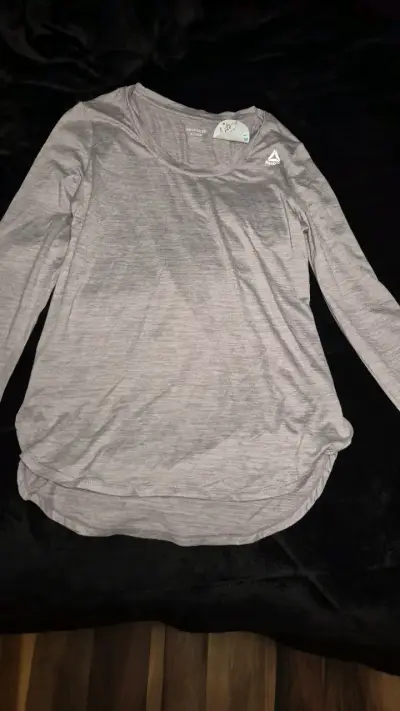 Polera deportiva Reebok gris para mujer - miniatura 1