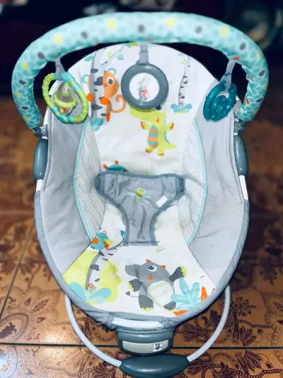 Silla mecedora para bebé con juguetes colgantes - miniatura 1