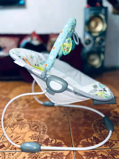 Silla mecedora para bebé con juguetes colgantes - miniatura 2
