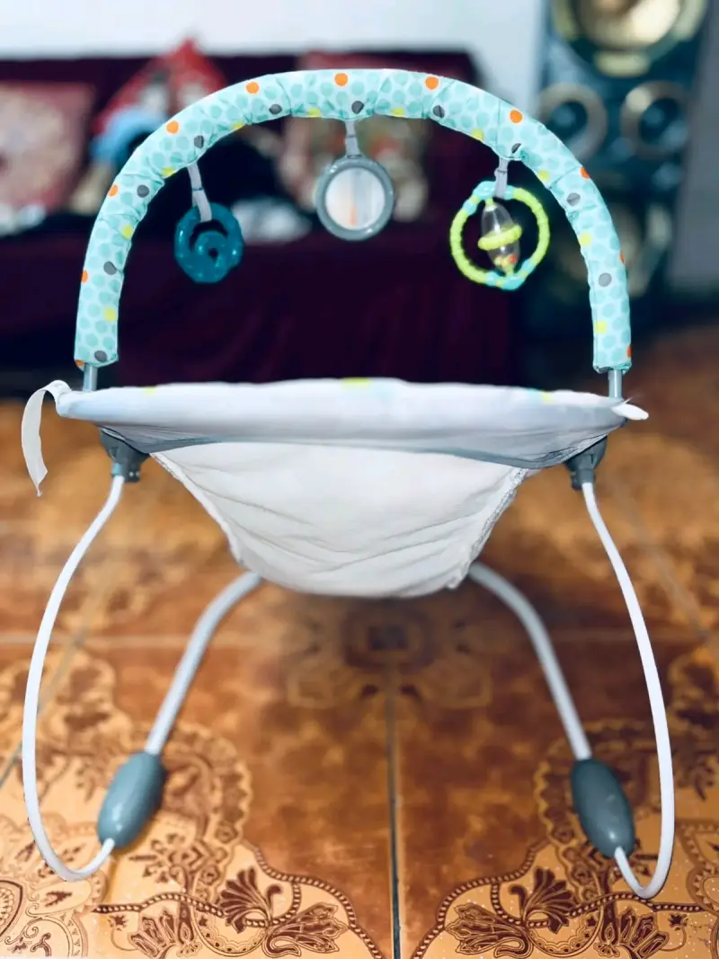 Silla mecedora para bebé con juguetes colgantes - 3