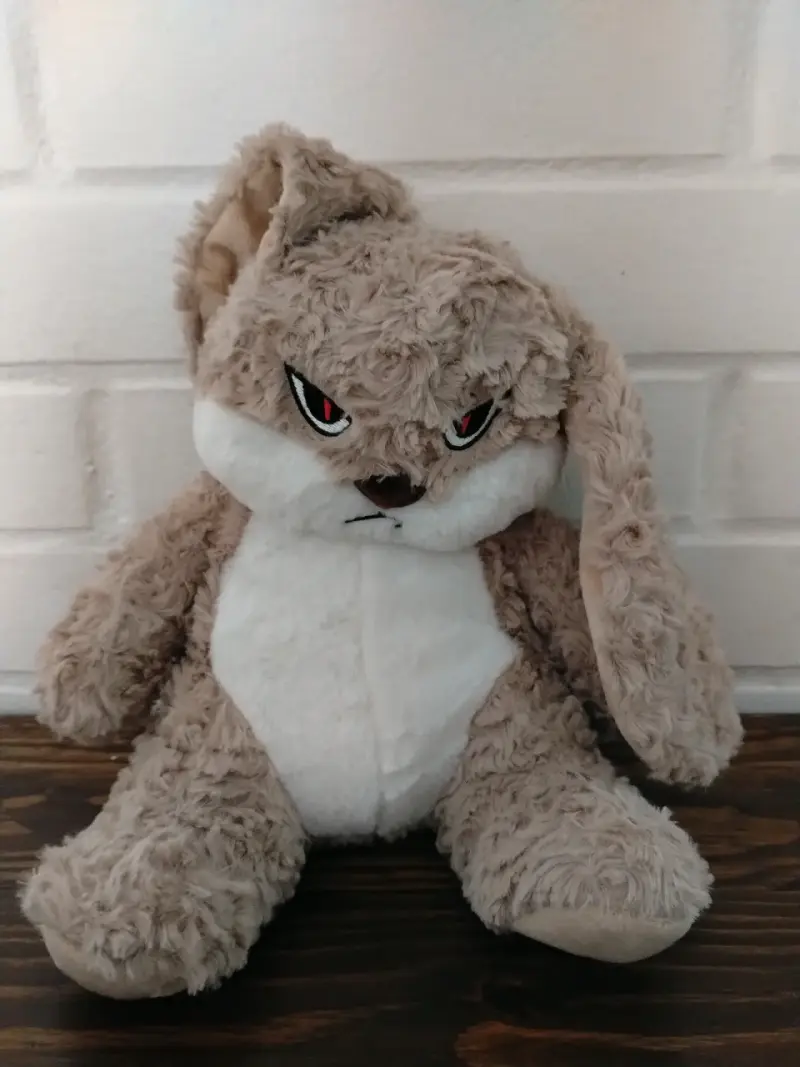 Peluche de conejo con expresión divertida - 2