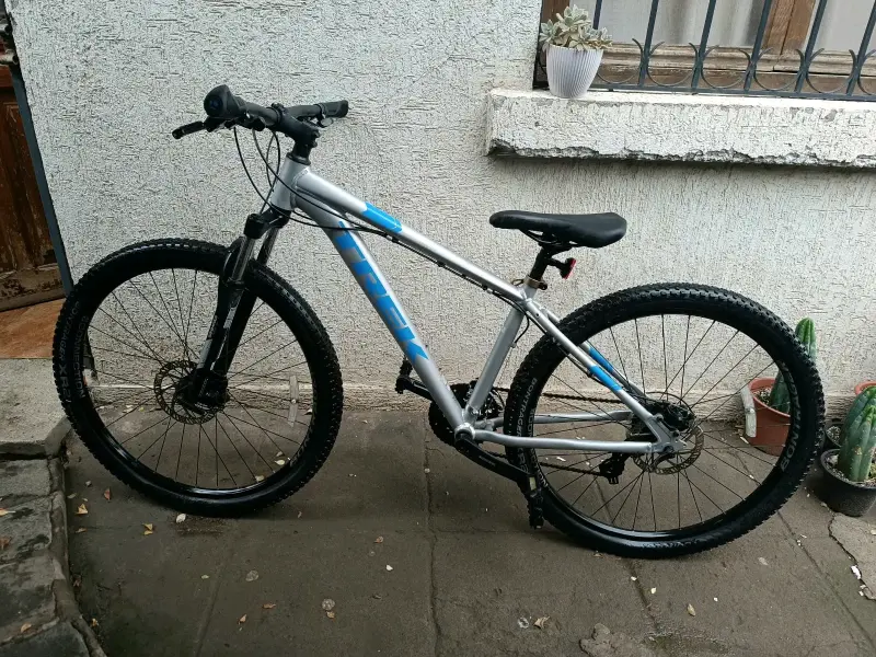 Bicicleta de montaña Trek gris con suspensión