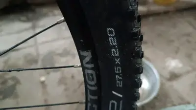 Bicicleta de montaña Trek gris con suspensión - miniatura 3