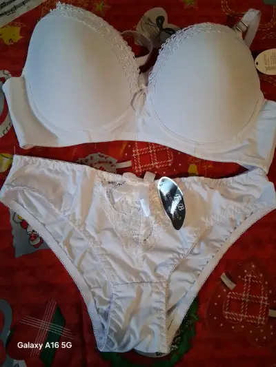 Conjunto de lencería femenina en blanco y rosa - miniatura 1