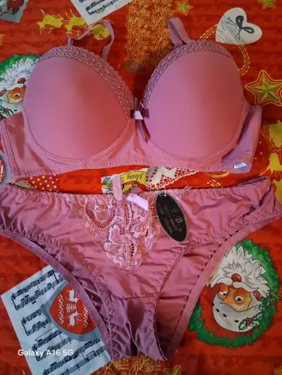 Conjunto de lencería femenina en blanco y rosa - miniatura 2