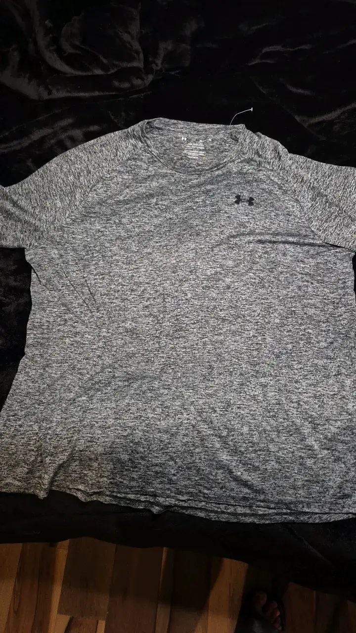 Polera deportiva gris Under Armour para hombre