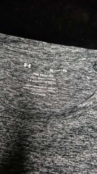 Polera deportiva gris Under Armour para hombre - miniatura 2