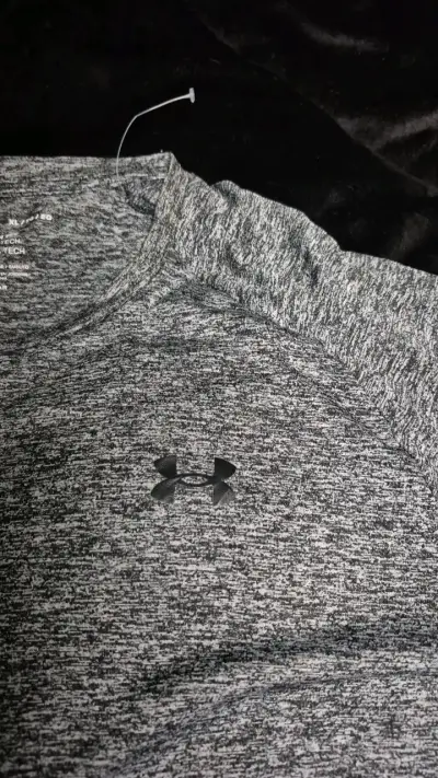 Polera deportiva gris Under Armour para hombre - miniatura 3