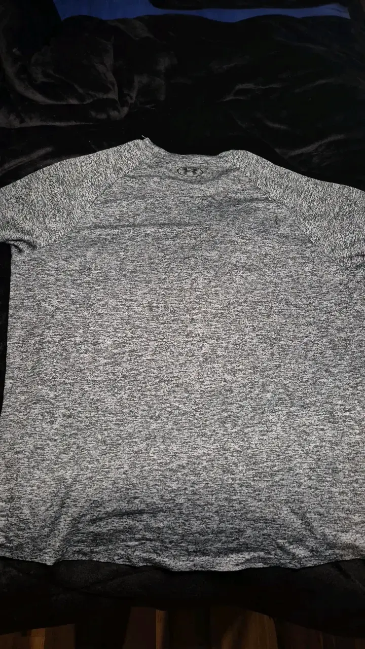 Polera deportiva gris Under Armour para hombre - 4