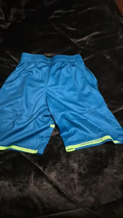 Shorts deportivos azules Under Armour para niño - miniatura 3