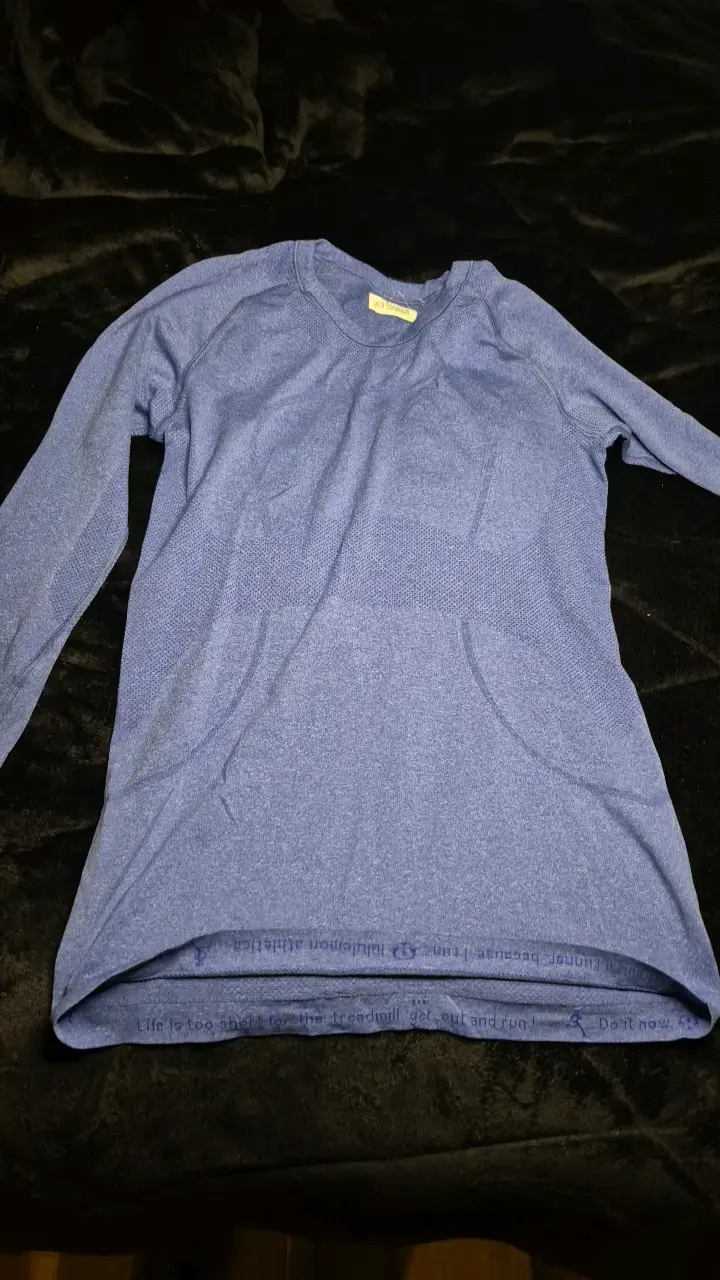Polera deportiva azul de manga larga