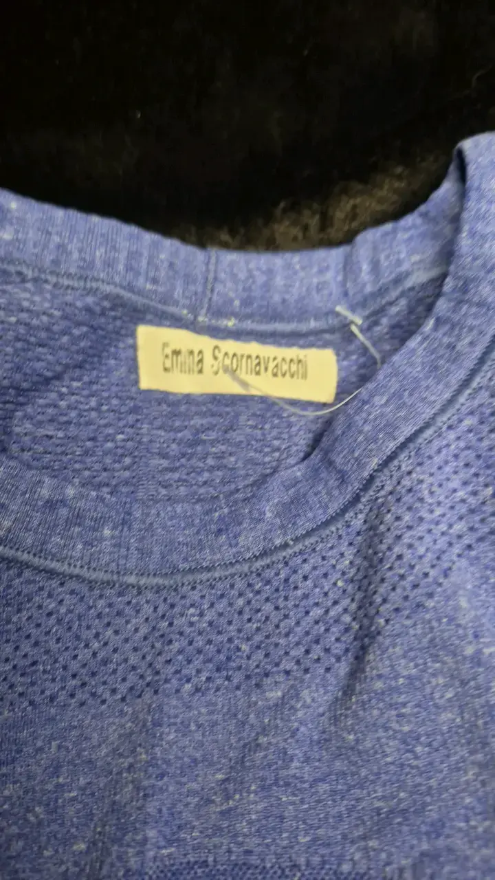 Polera deportiva azul de manga larga - 2