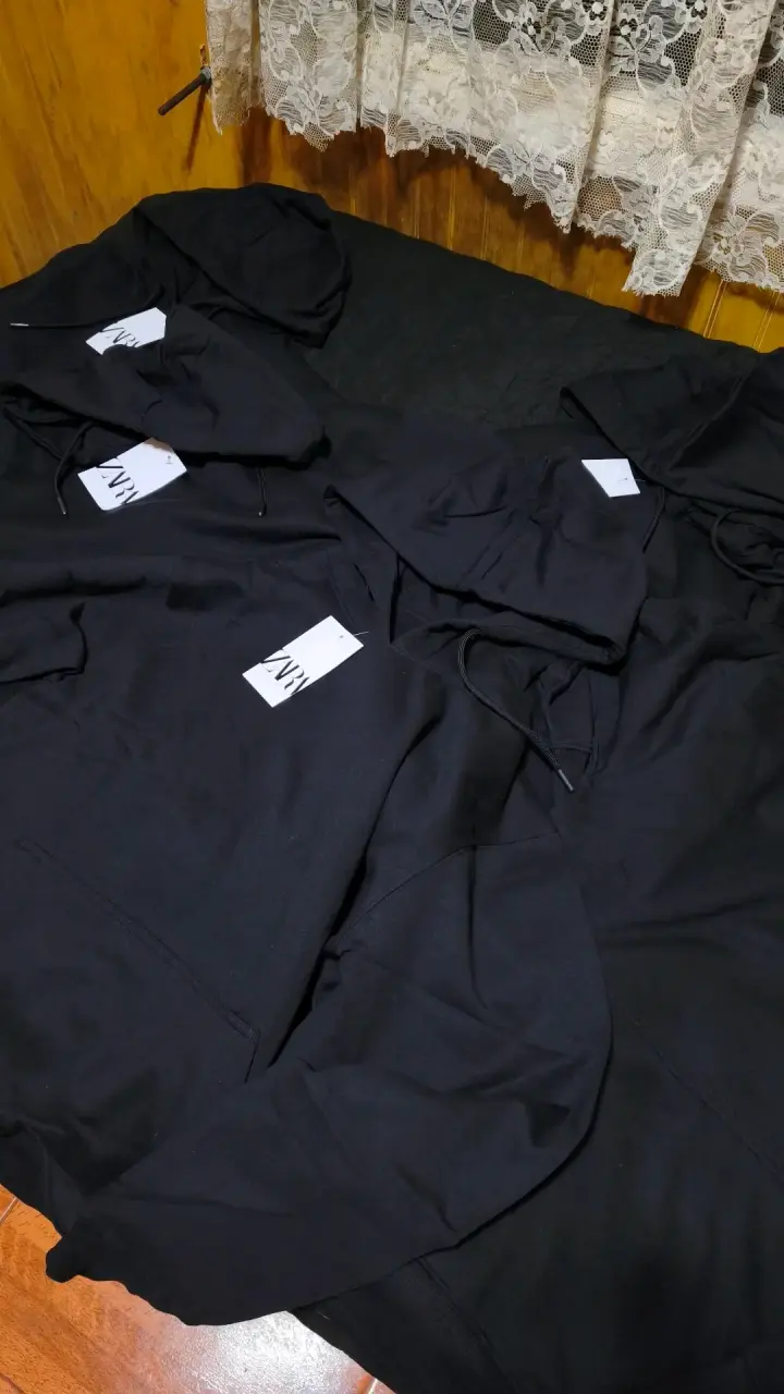 Polerón negro con capucha unisex estilo zara - 1