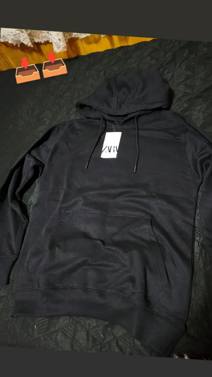 Polerón negro con capucha unisex estilo zara - 2