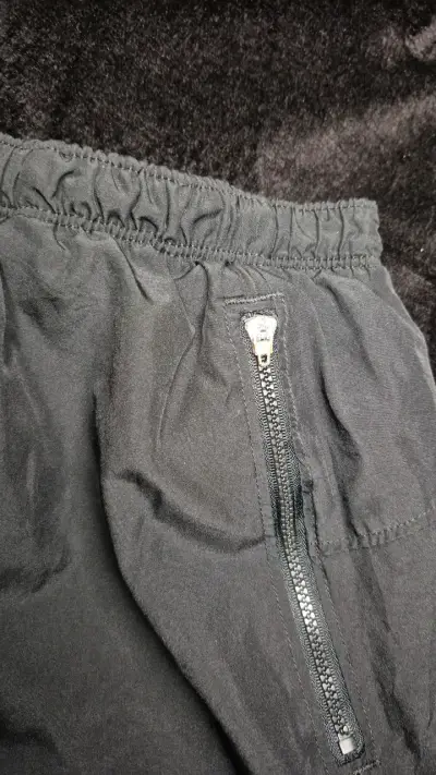Shorts deportivos negros con bolsillos - miniatura 2