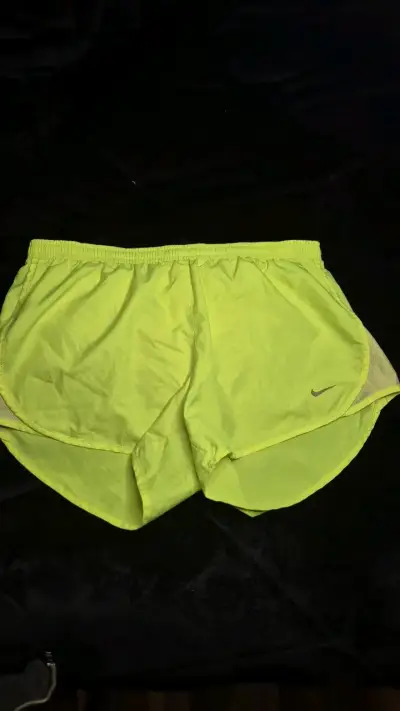 Shorts deportivos Nike Dri-Fit amarillos - miniatura 1
