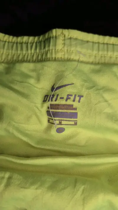 Shorts deportivos Nike Dri-Fit amarillos - miniatura 2
