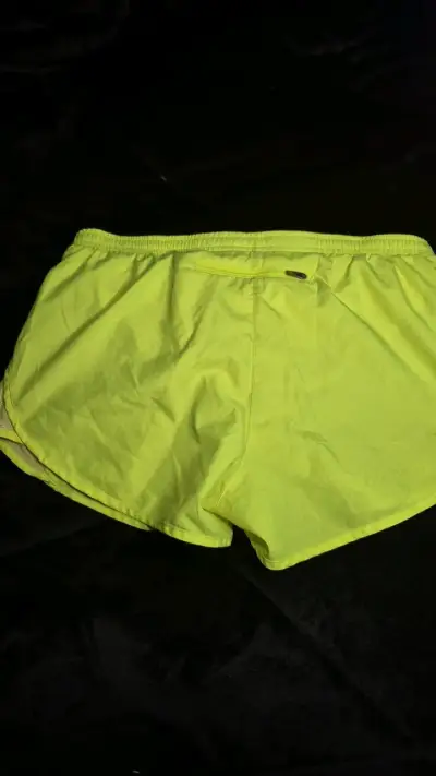 Shorts deportivos Nike Dri-Fit amarillos - miniatura 3