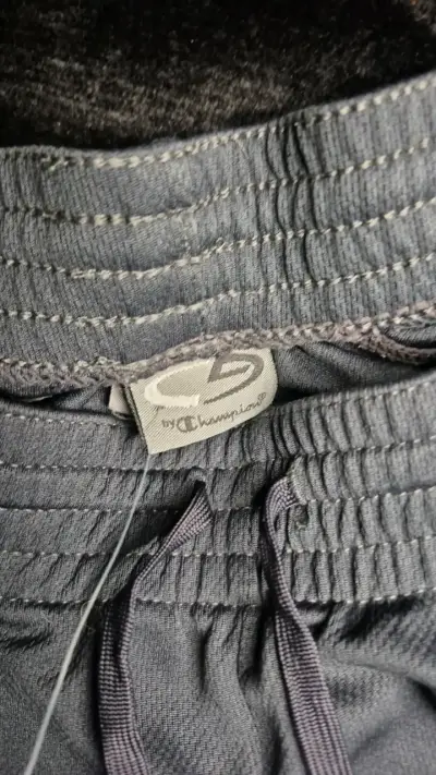 Shorts deportivos grises Champion para hombre - miniatura 2