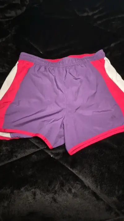 Shorts deportivos Adidas morados y rojos - miniatura 1