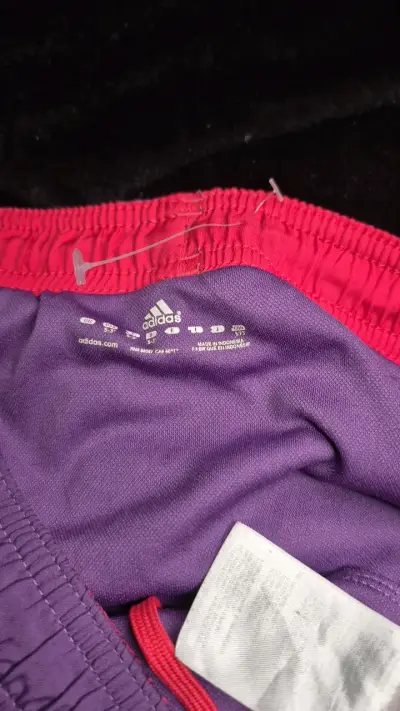 Shorts deportivos Adidas morados y rojos - miniatura 2