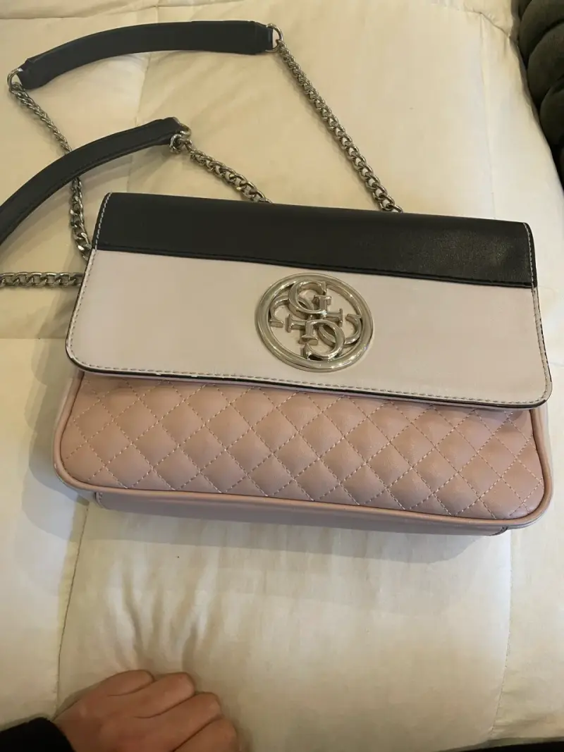 Cartera Guess crossbody con cadena metálica - 1