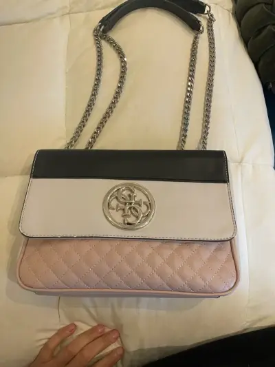 Cartera Guess crossbody con cadena metálica - miniatura 2