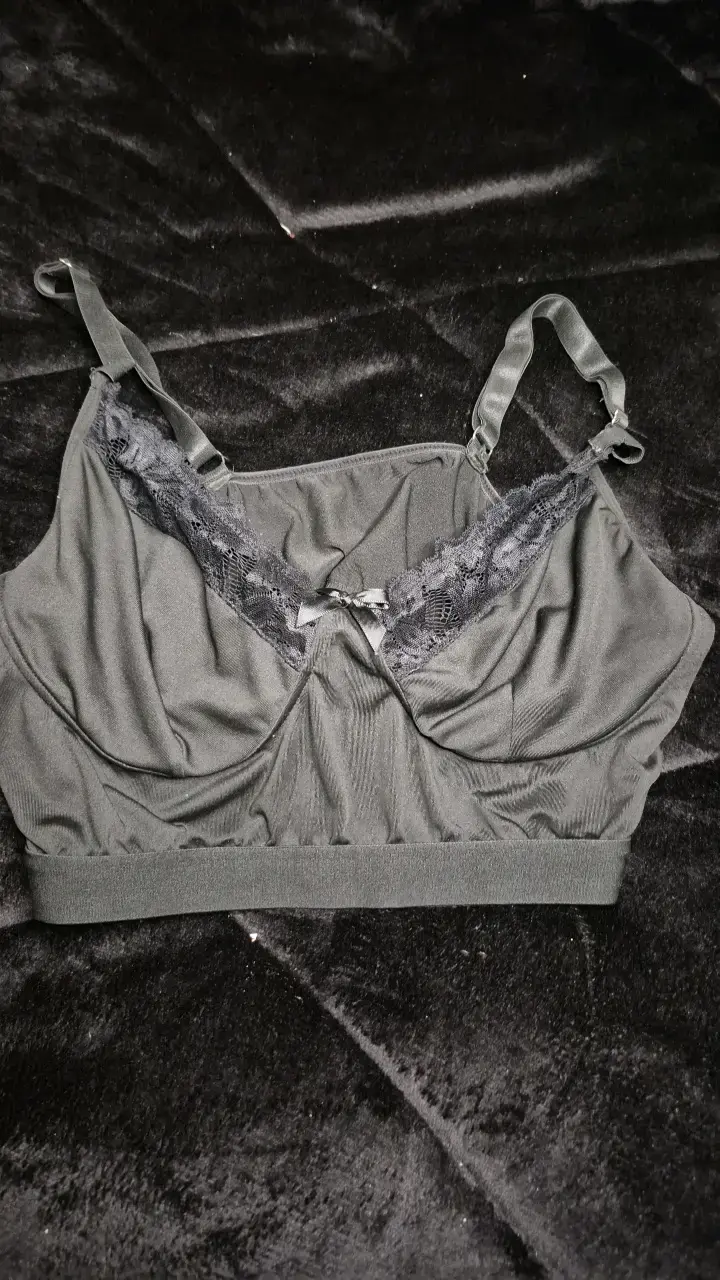 Sostén deportivo gris con encaje talla XL - 1