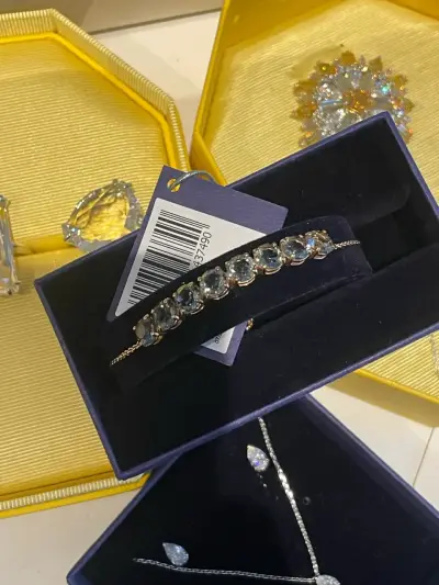 Pulsera de piedras preciosas en caja de regalo - miniatura 1