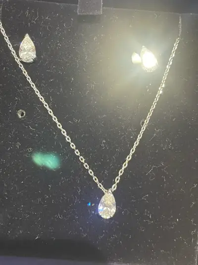 Conjunto de collar y aros con colgante de lágrima - miniatura 1